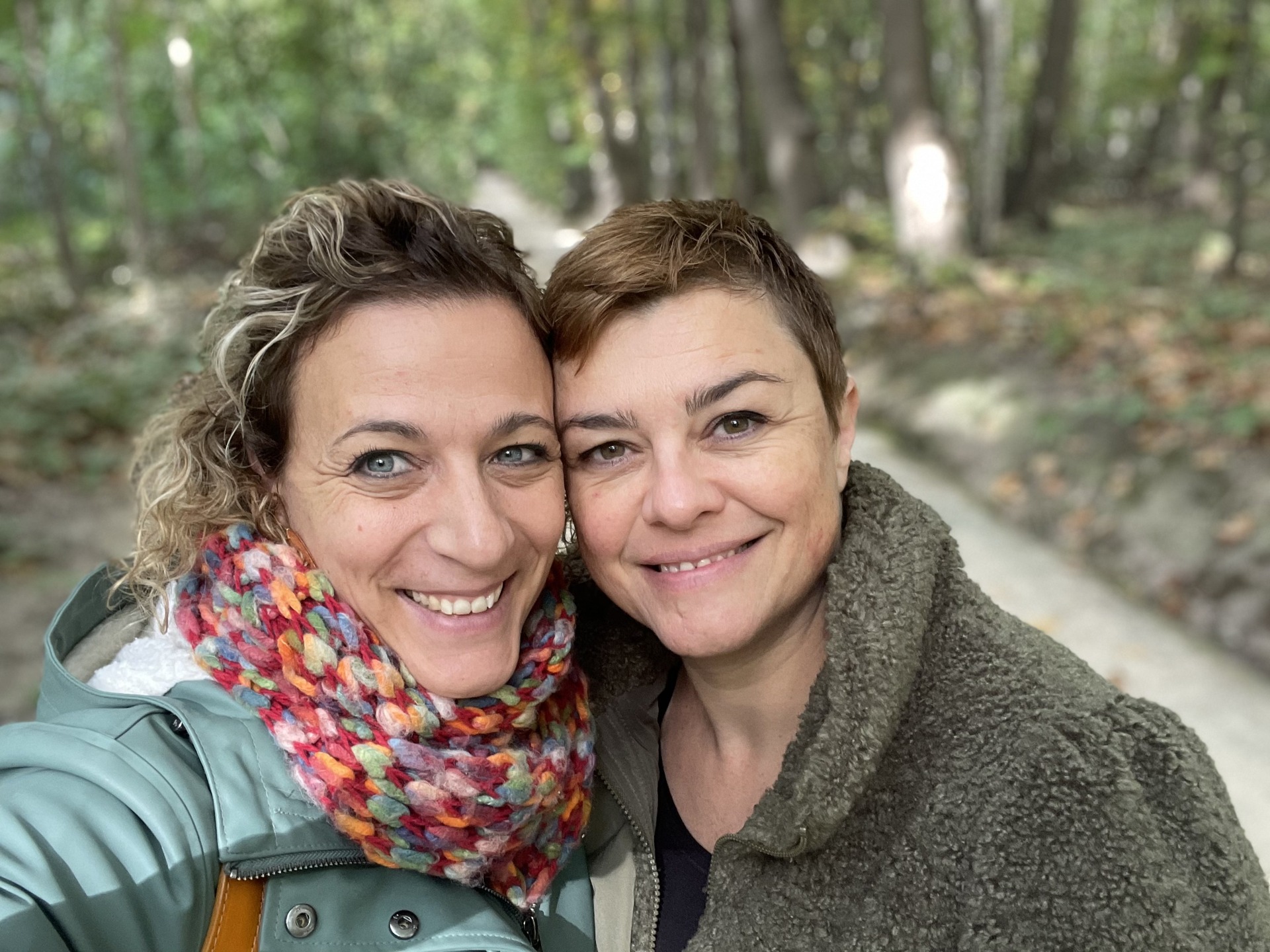 Tiziana Romagnoli links en Petra Alders rechts, samen in het bos