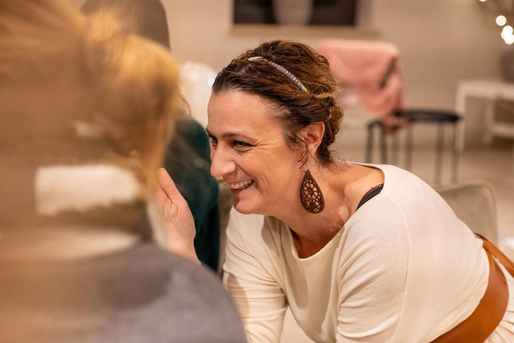 Een deelnemer lacht tijdens een gesprek in de kring