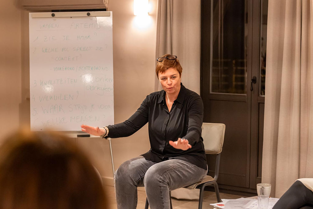 Petra begeleidt de groep met open handen